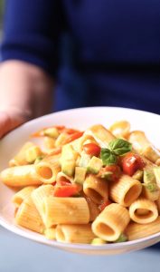 Mezze maniche con zucchine, pomodorini e pasta d'acciughe Balena