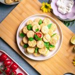 Millefoglie di gallettine di riso gusto lime e pepper con robiola, pomodorini confit e basilico.