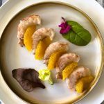 Gamberi al lardo di Colonnata ,arancia gocce di balsamico e misticanza: un antipasto facile da fare.